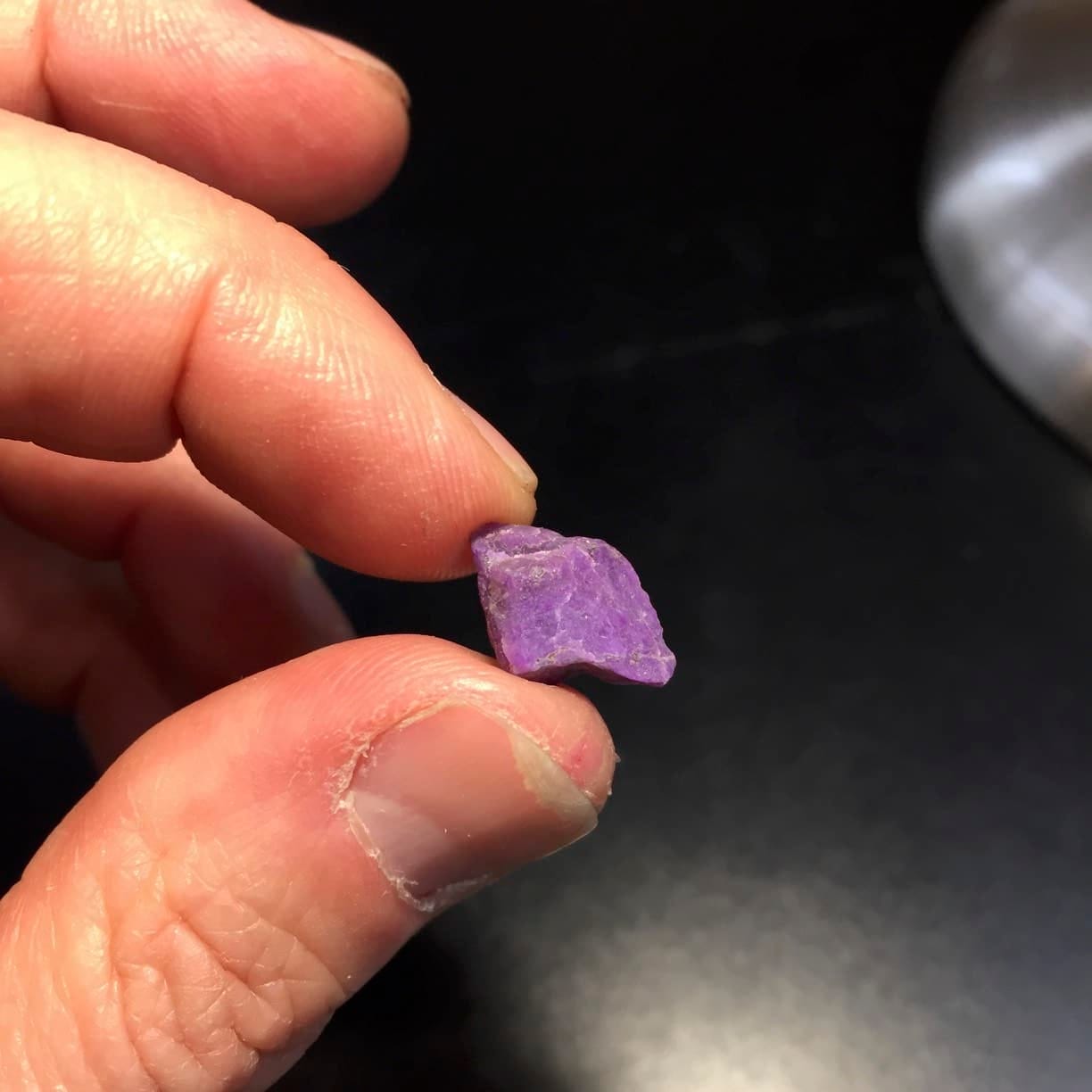 Sugilite (small rough) gel (3.34ct) 'standing diamond' healing crystal - Image 2