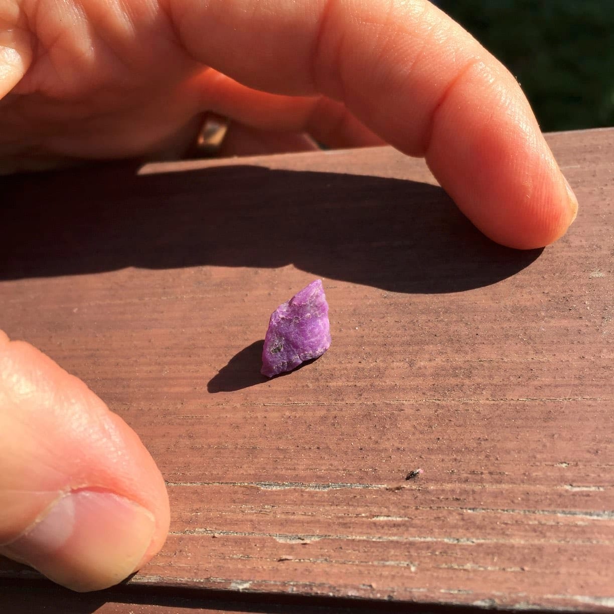 Sugilite (small rough) gel (3.34ct) 'standing diamond' healing crystal - Image 3