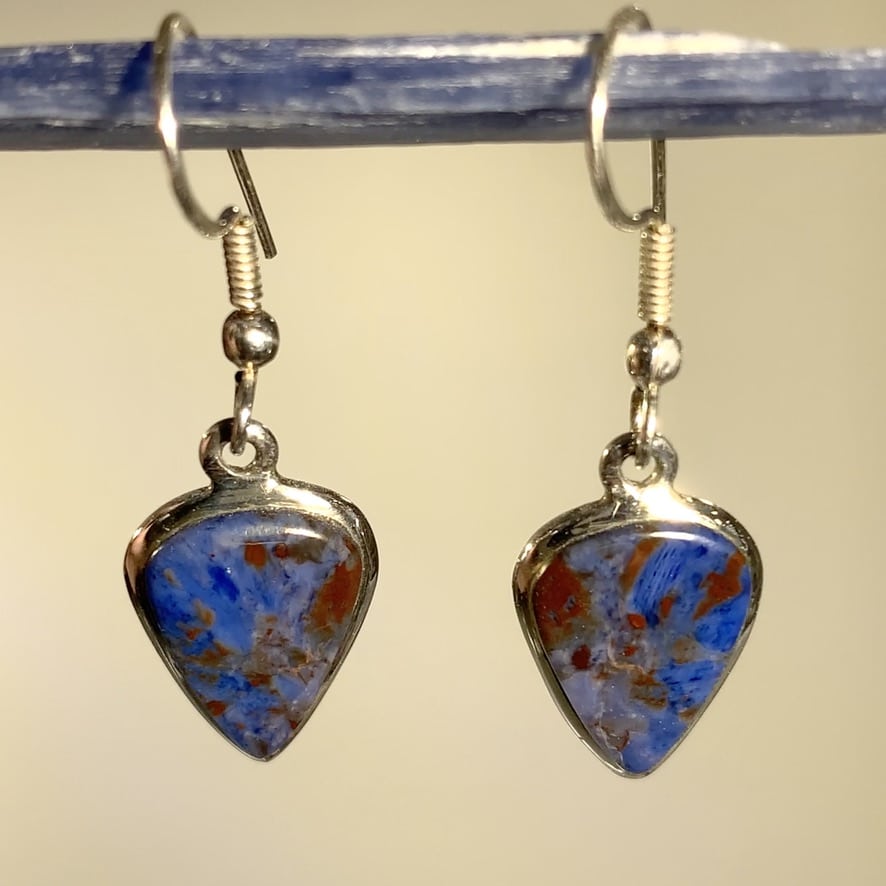 Richterite w Sugilite (earrings) - red/blue - healing crystals