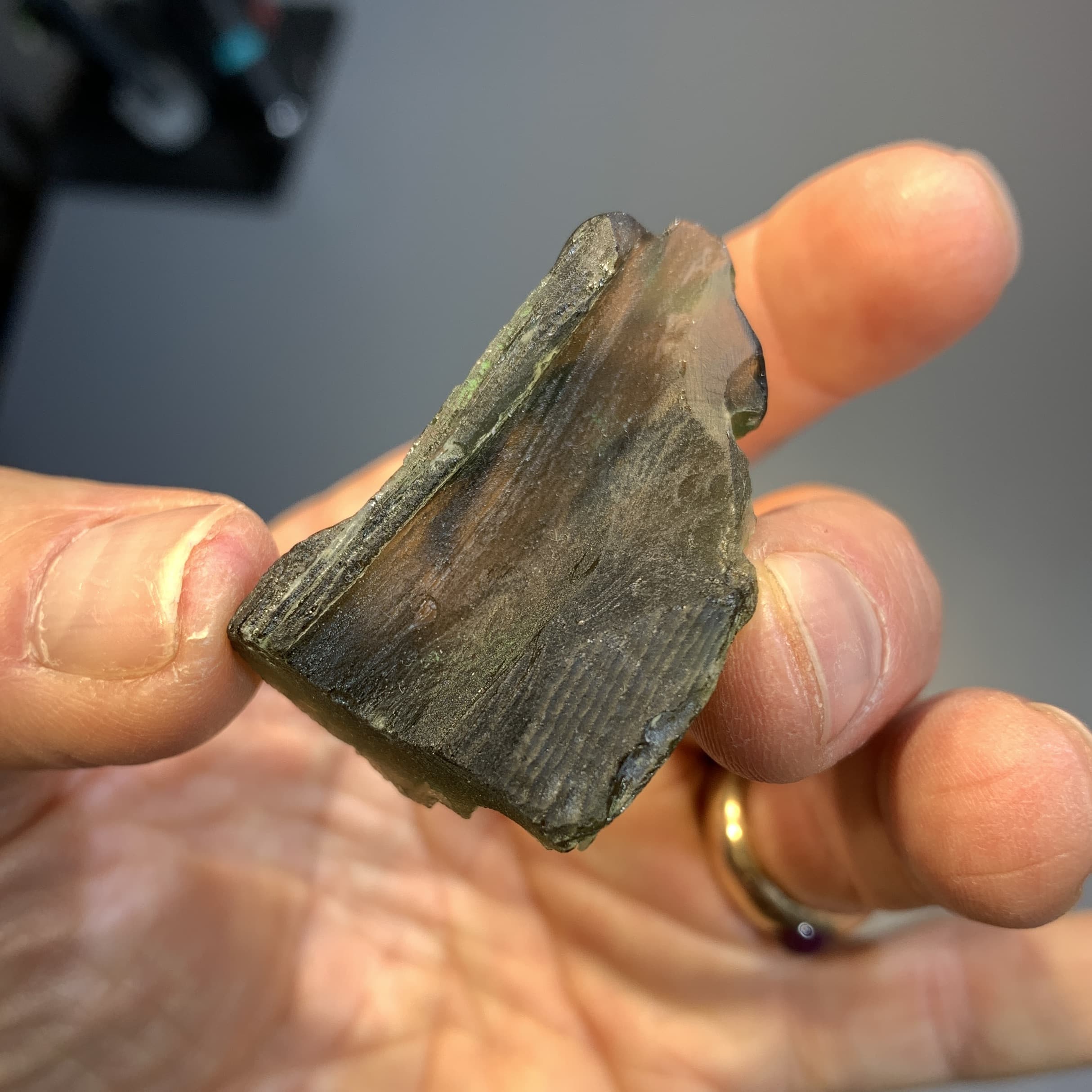 Moldavite carving (14.6gr) 'woman torso' healing crystal - Image 4