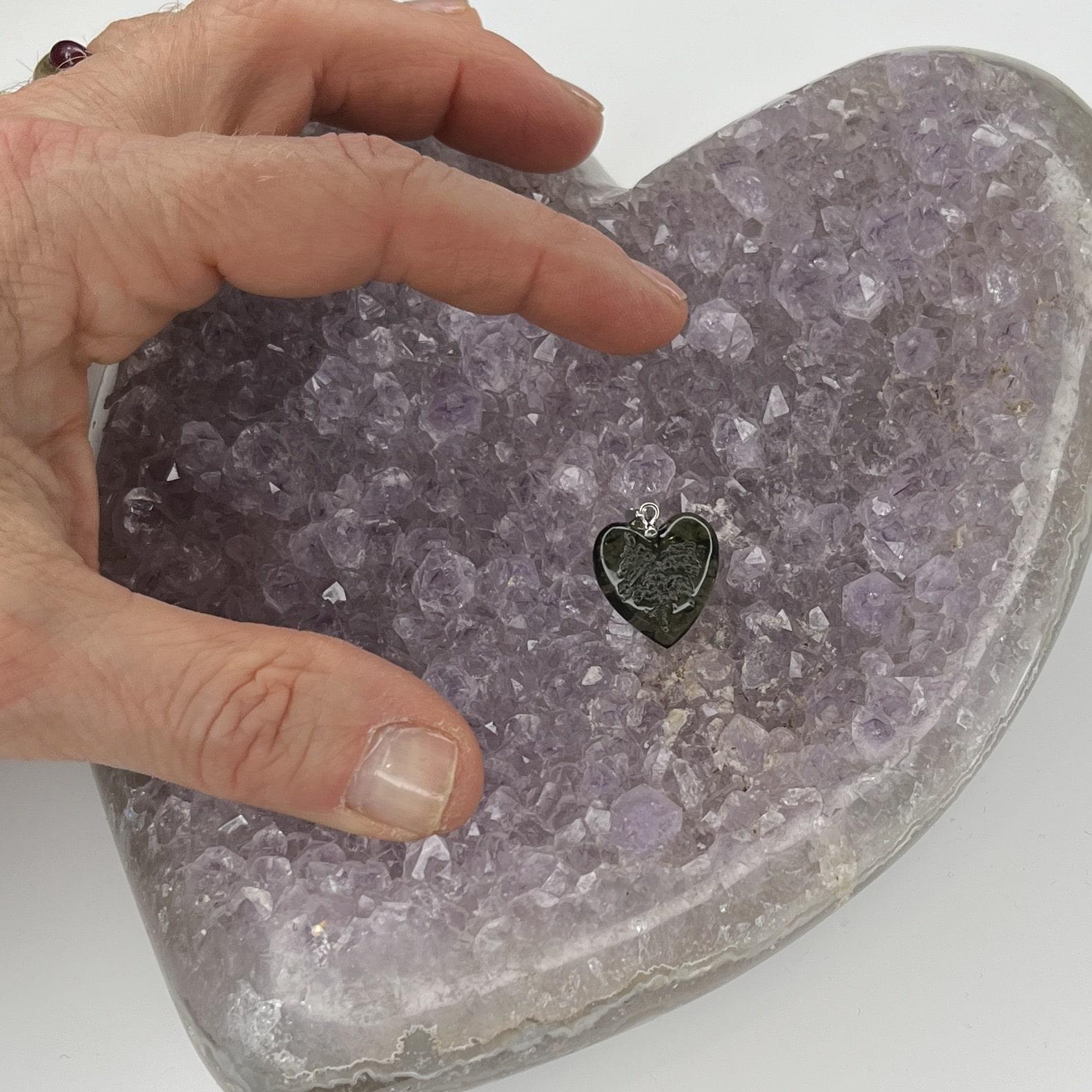 Moldavite pendant heart for necklace (9.87ct/1.97gr) 'Dolni' healing crystal - Image 10
