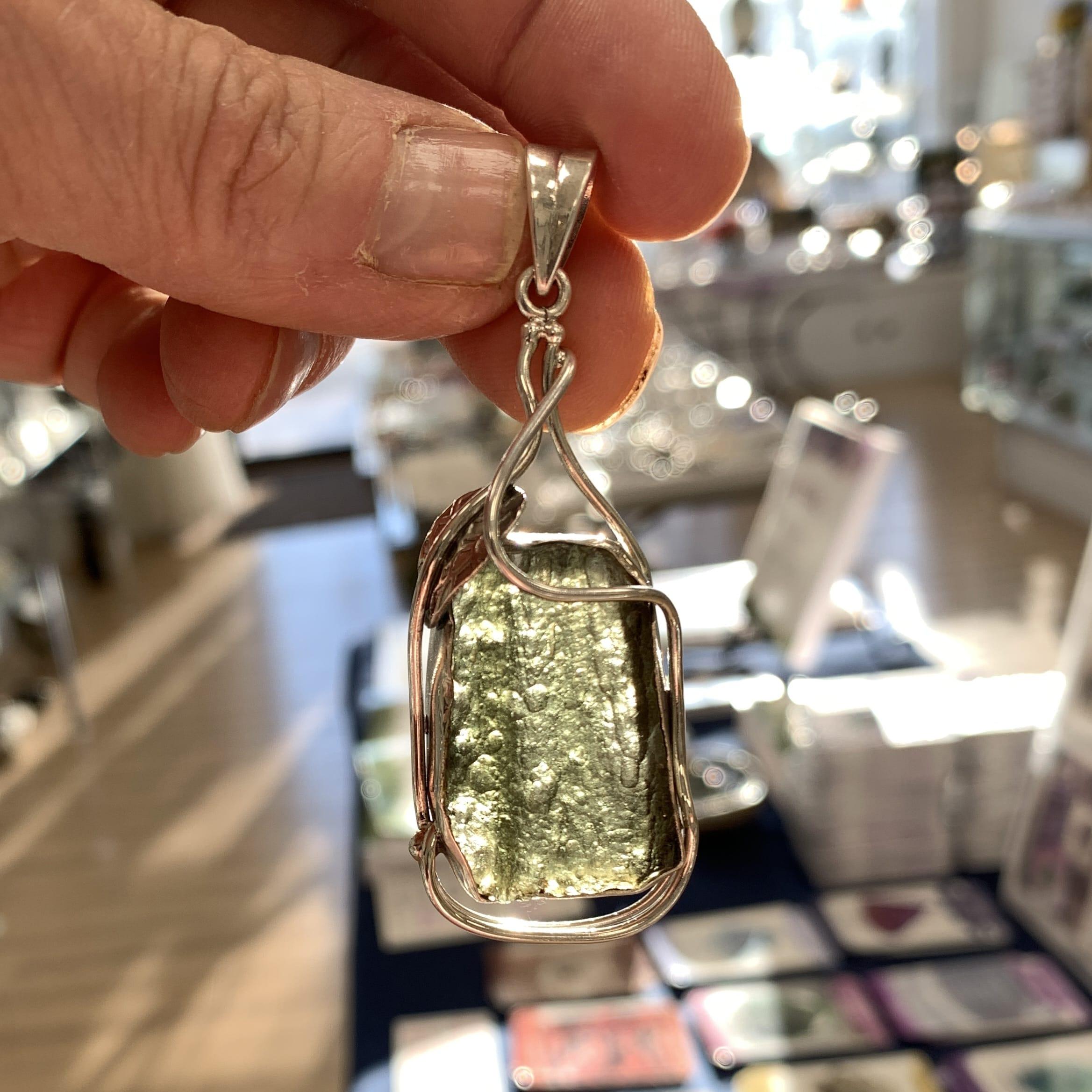 Moldavite pendant (rough) 'slab w leaf motif' (11.4gr) healing crystal - Image 2