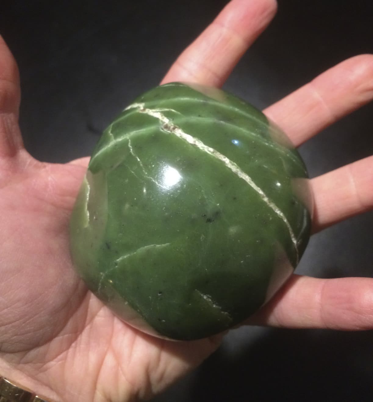Serpentine ('Forest Jade') large palm piece (w/'lightning') healing crystal - Image 2