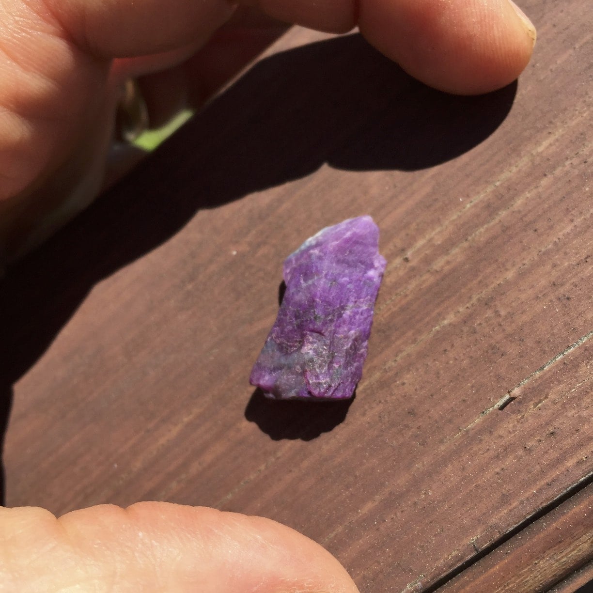 Sugilite (small rough) purple w Richterite sliver (32.11ct) healing crystal - Image 2