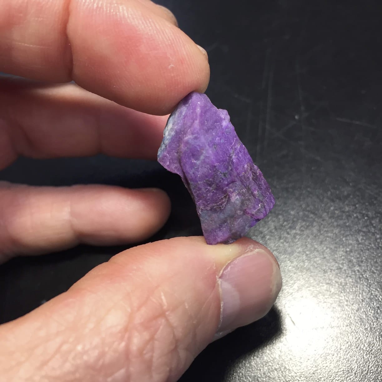 Sugilite (small rough) purple w Richterite sliver (32.11ct) healing crystal - Image 3