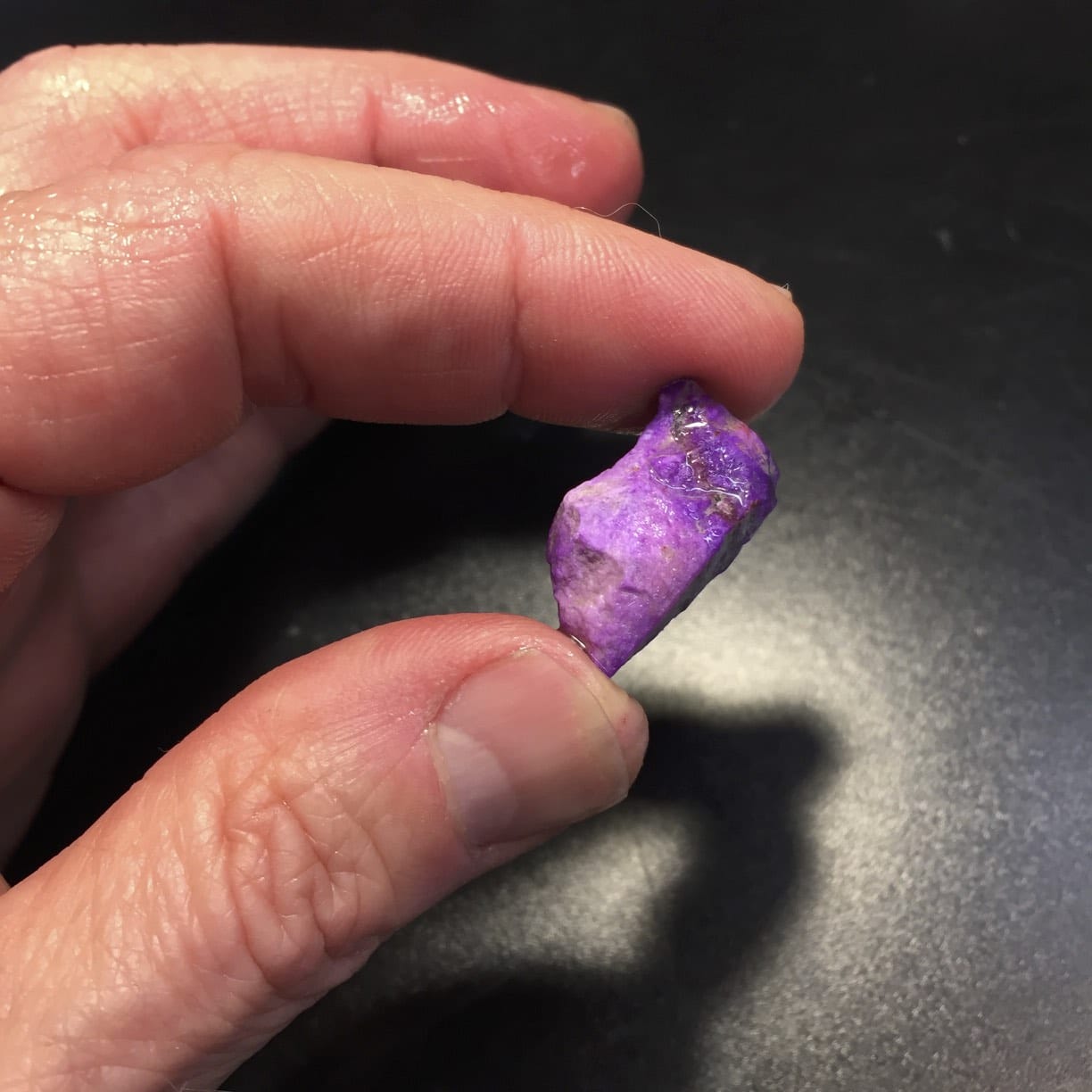 Sugilite (small rough) standing pink (32.96ct) healing crystal - Image 2