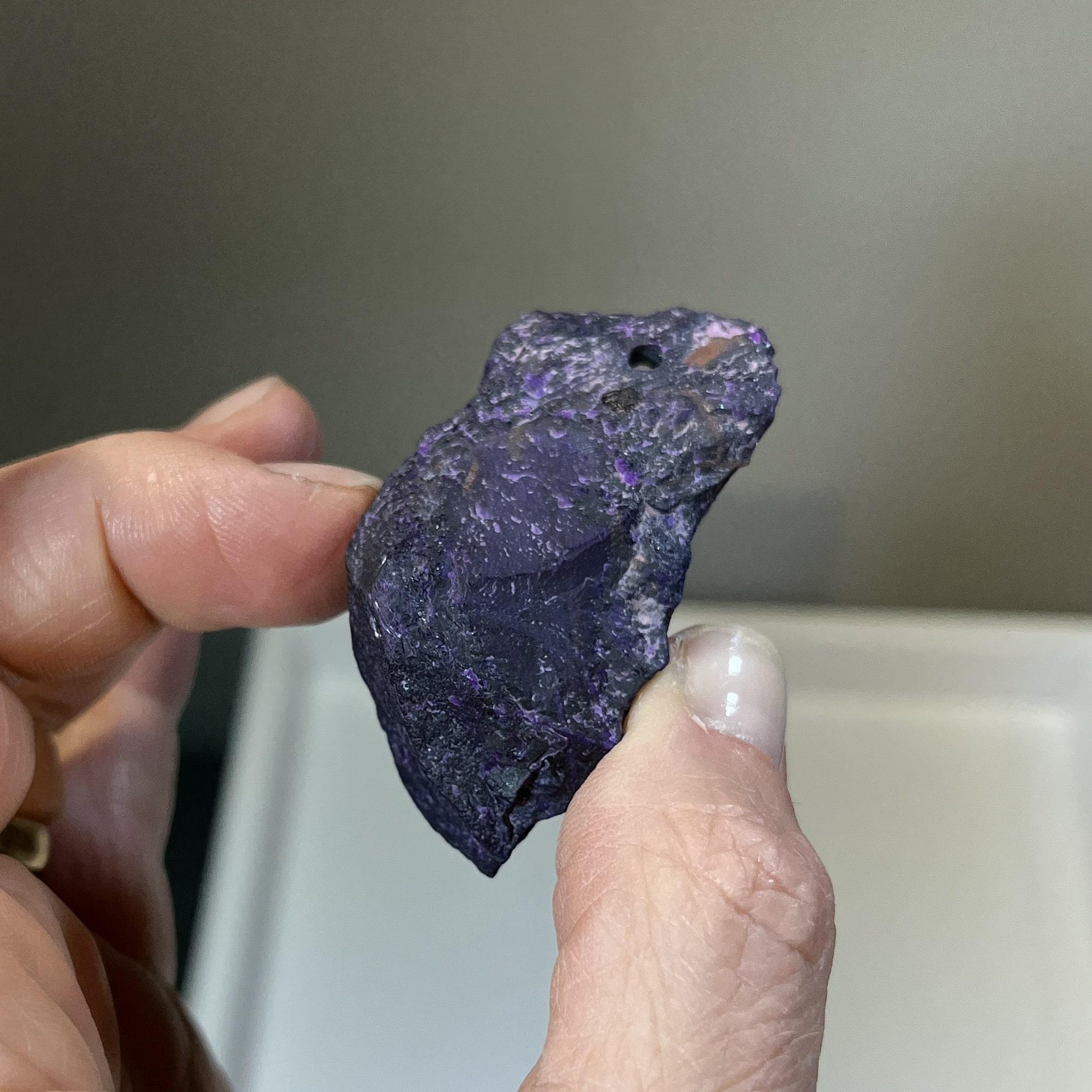 Sugilite (pendant for necklace) rough 'purple mtn' (32.2gr) healing crystal - Image 4