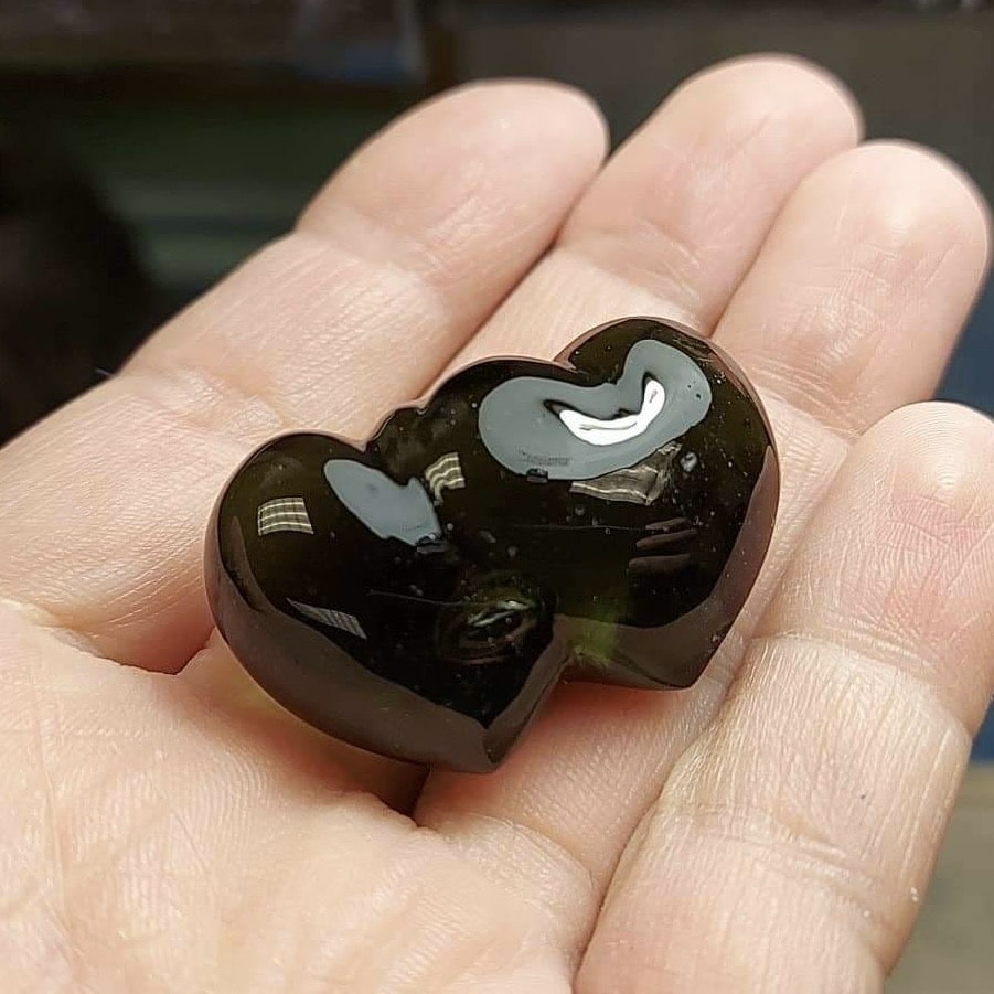 Moldavite carving (polished) 'Twin Hearts' w bubble (19gr) healing crystal - Image 2