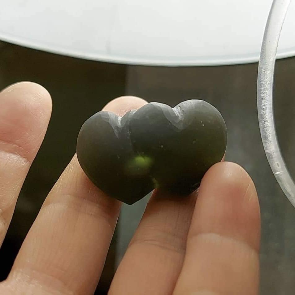 Moldavite carving (polished) 'Twin Hearts' w bubble (19gr) healing crystal - Image 11
