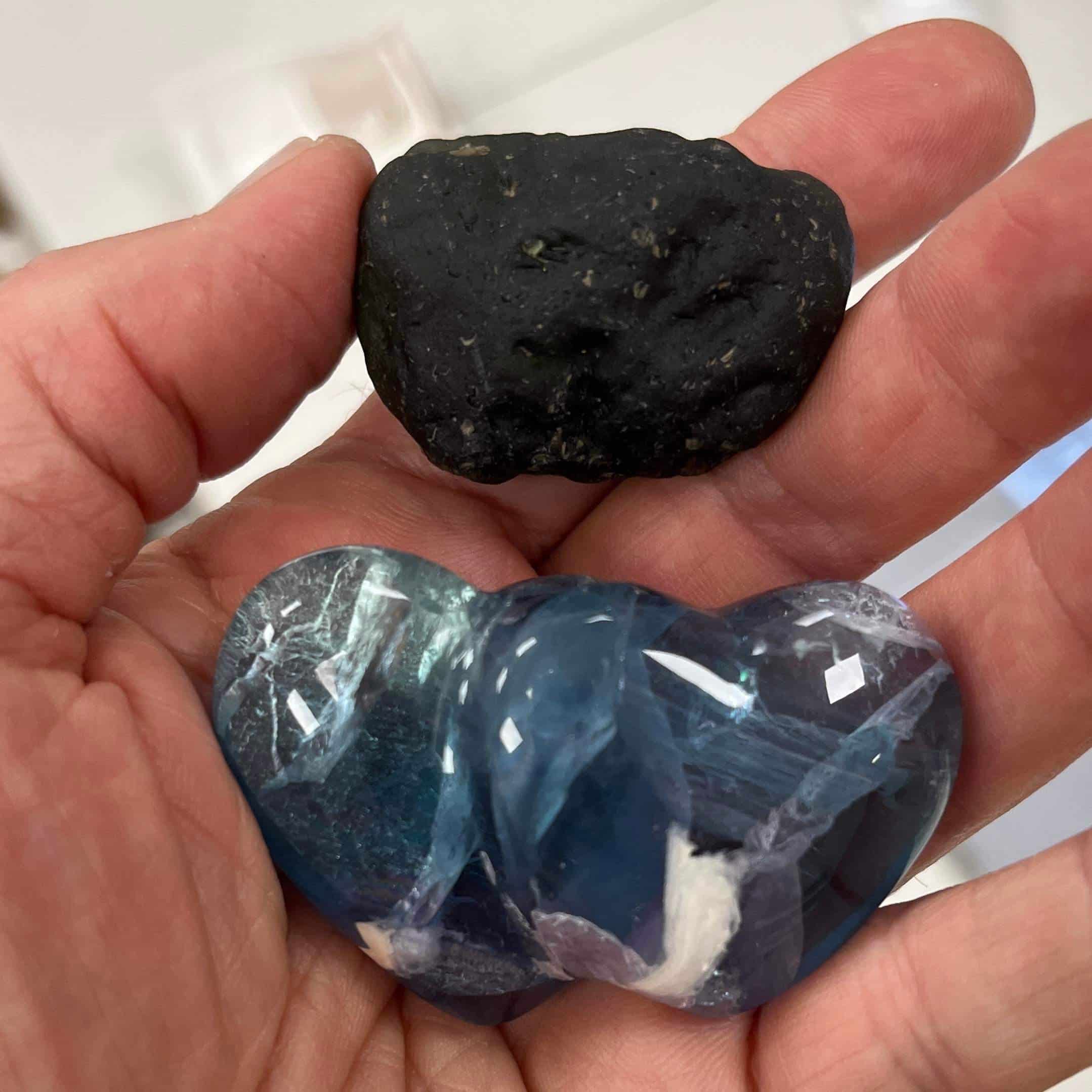 Moldavite carving (polished) 'Twin Hearts' w bubble (19gr) healing crystal - Image 12