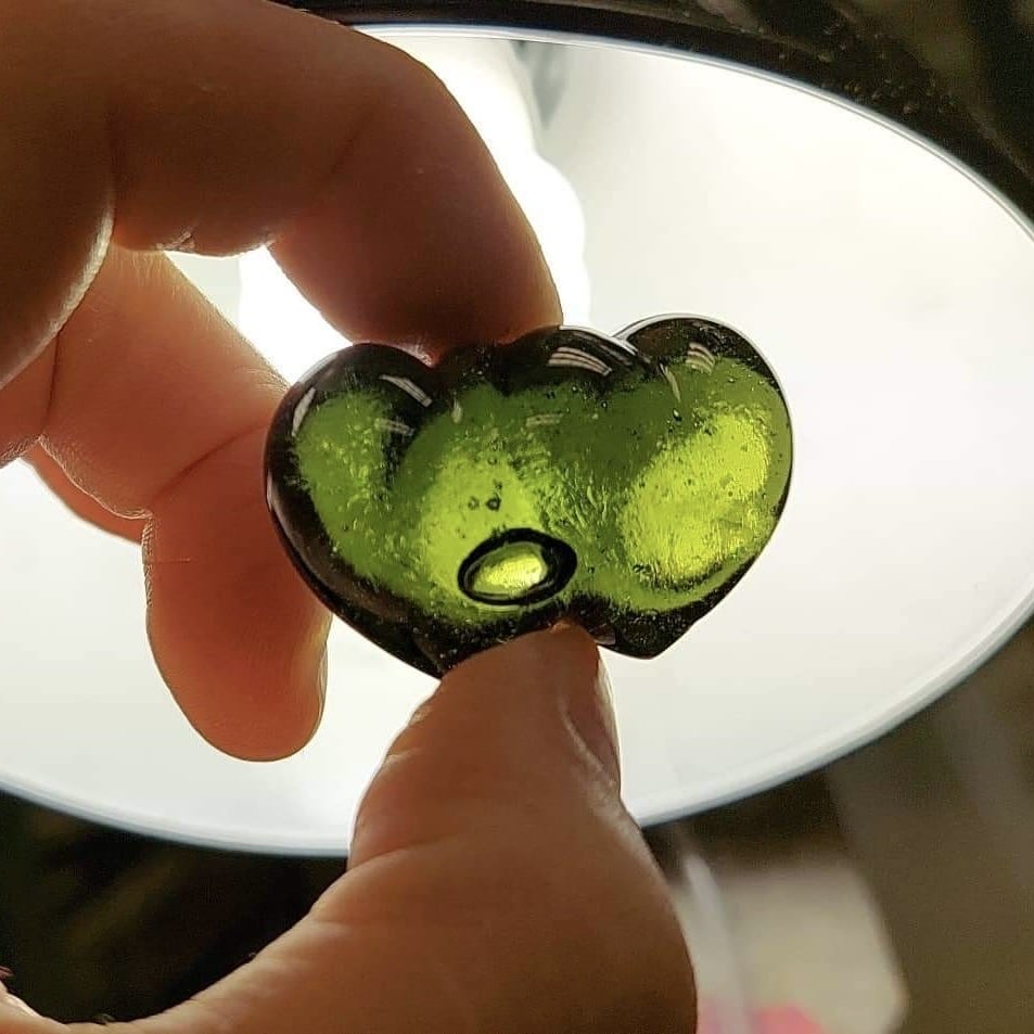 Moldavite carving (polished) 'Twin Hearts' w bubble (19gr) healing crystal - Image 4