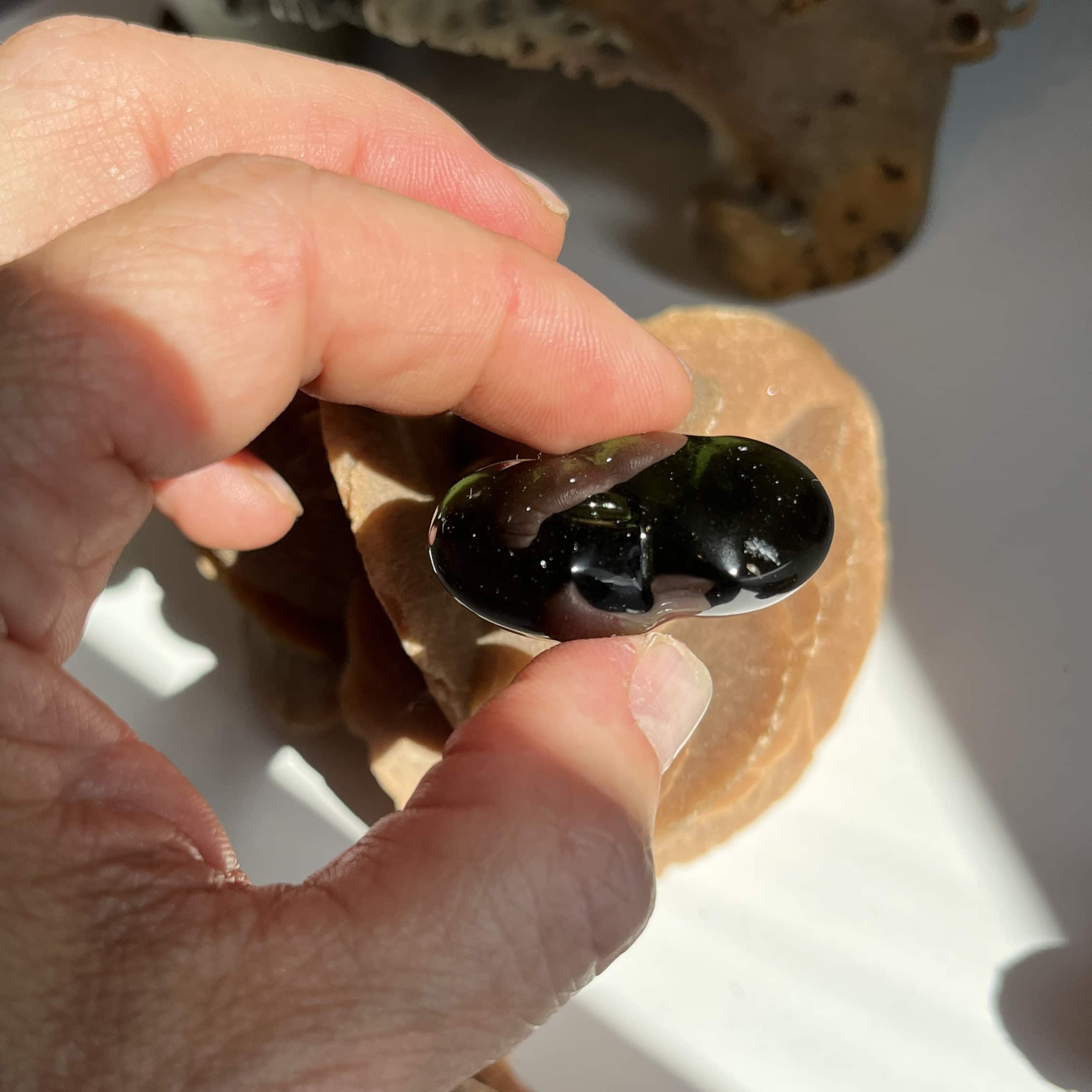 Moldavite carving (polished) 'Twin Hearts' w bubble (19gr) healing crystal - Image 5