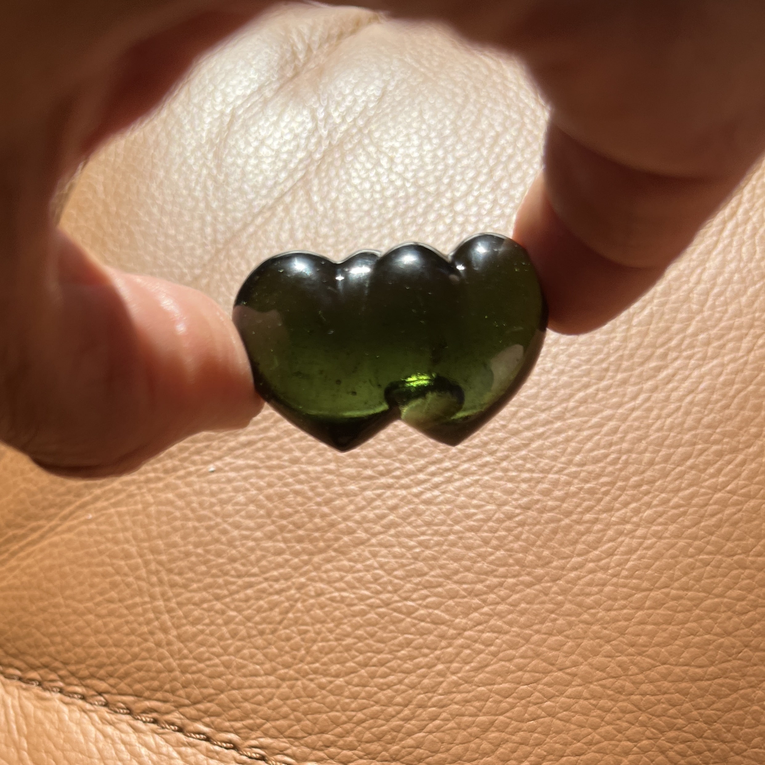 Moldavite carving (polished) 'Twin Hearts' w bubble (19gr) healing crystal - Image 8