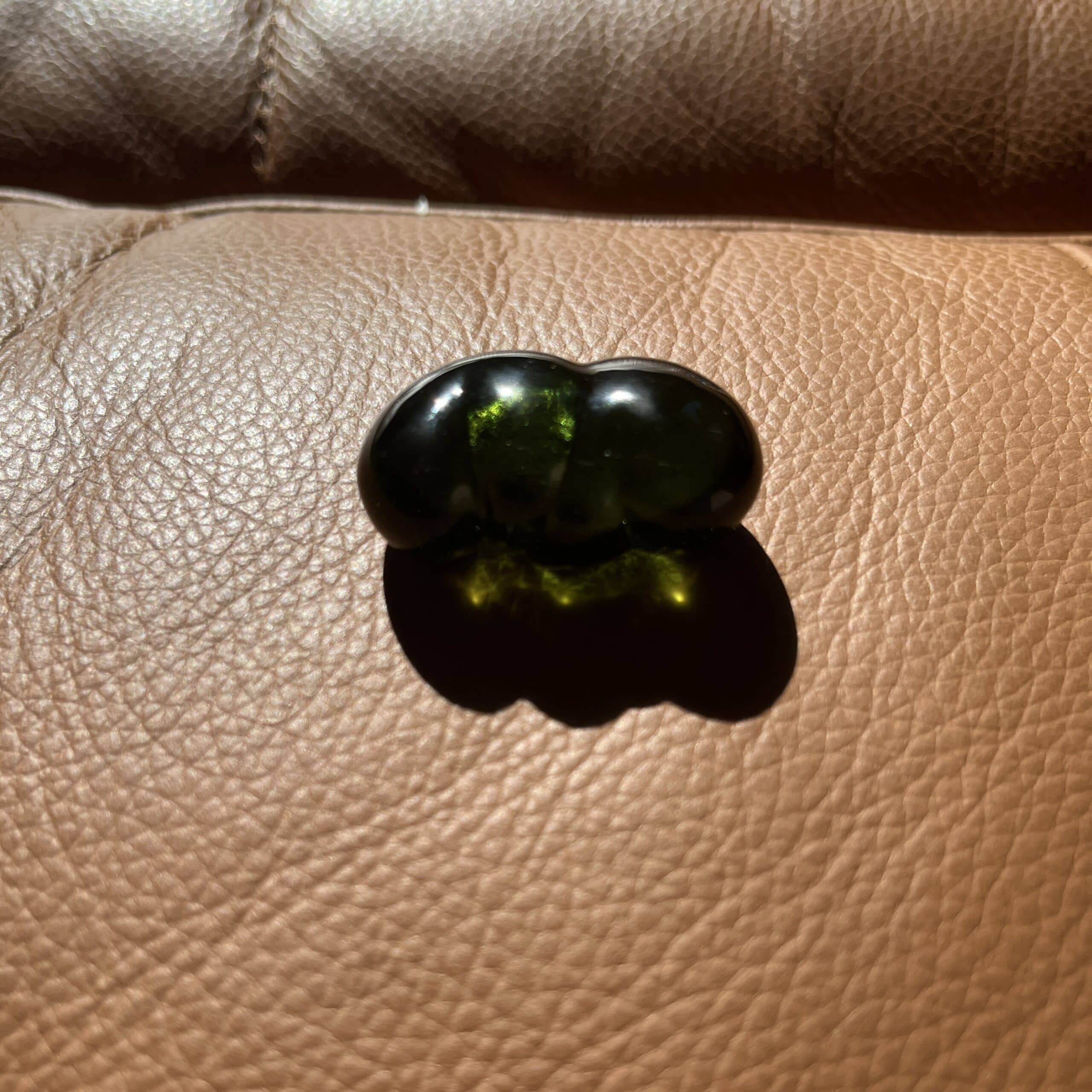 Moldavite carving (polished) 'Twin Hearts' w bubble (19gr) healing crystal - Image 10