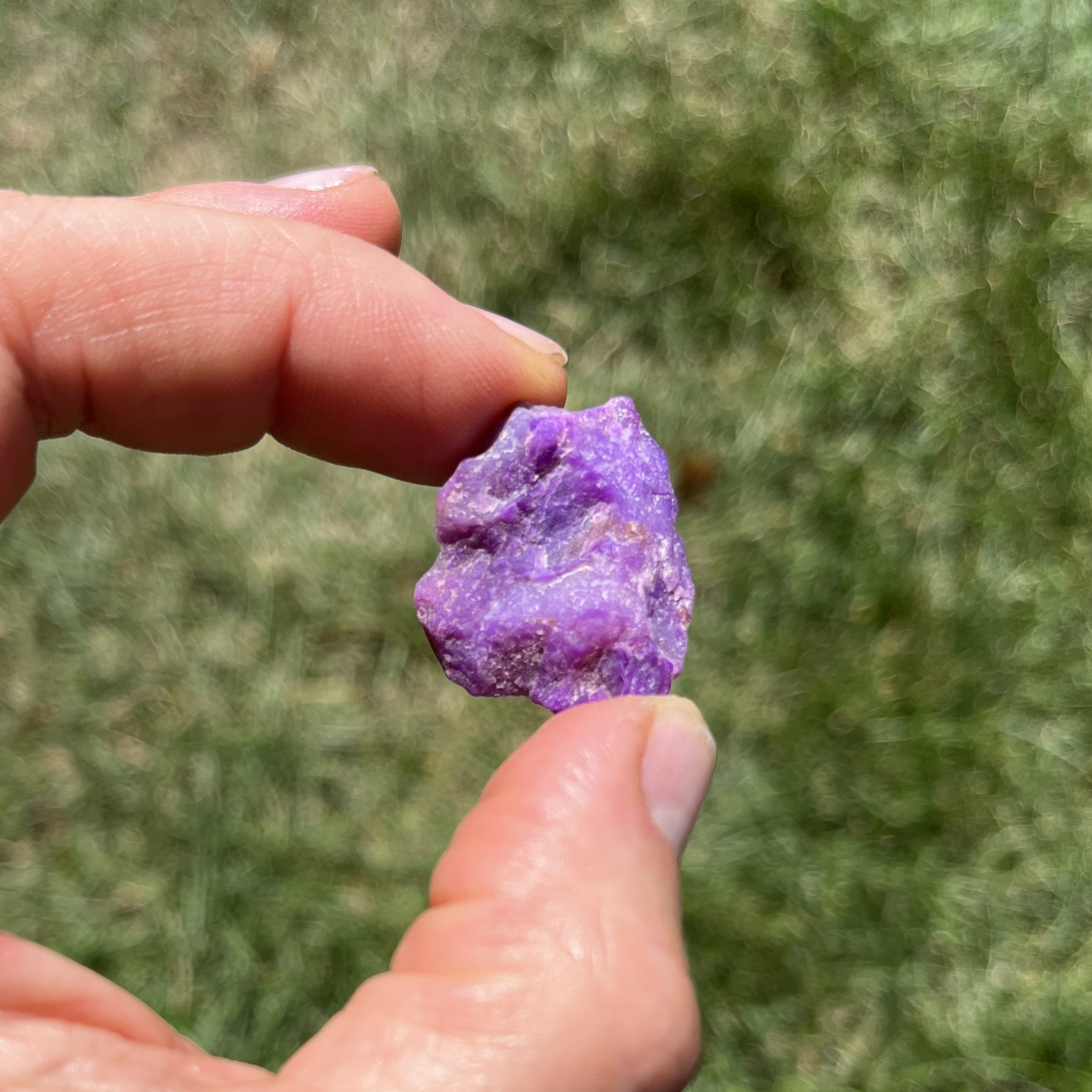 Sugilite (small rough) gel 'round pink' (5.46gr) healing crystal - Image 2