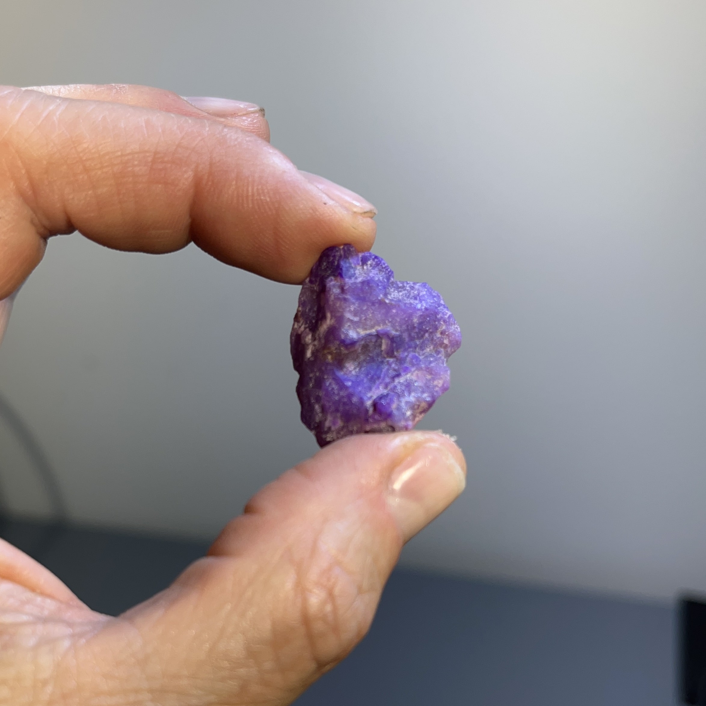 Sugilite (small rough) gel 'round pink' (5.46gr) healing crystal - Image 3