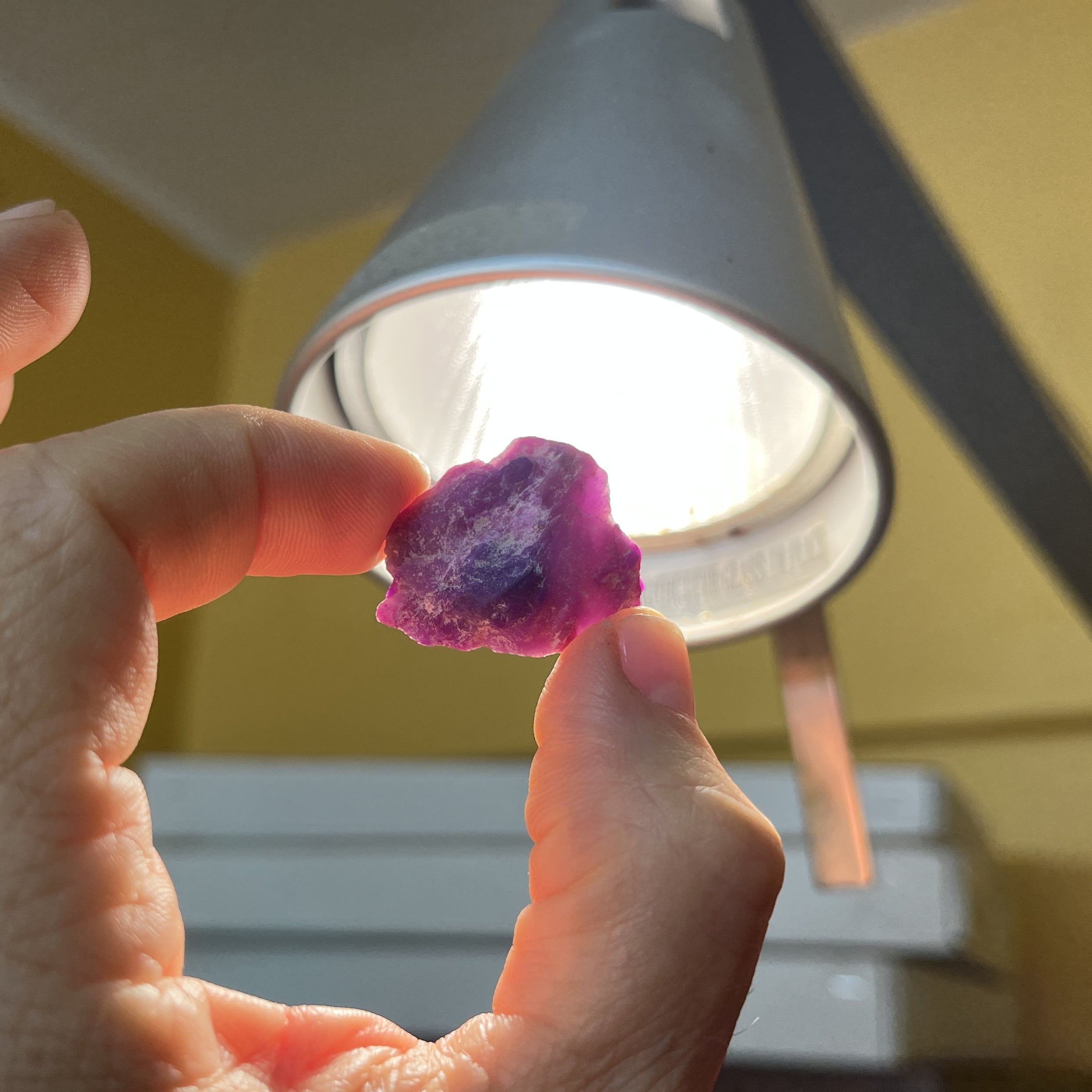 Sugilite (small rough) gel 'round pink' (5.46gr) healing crystal - Image 4
