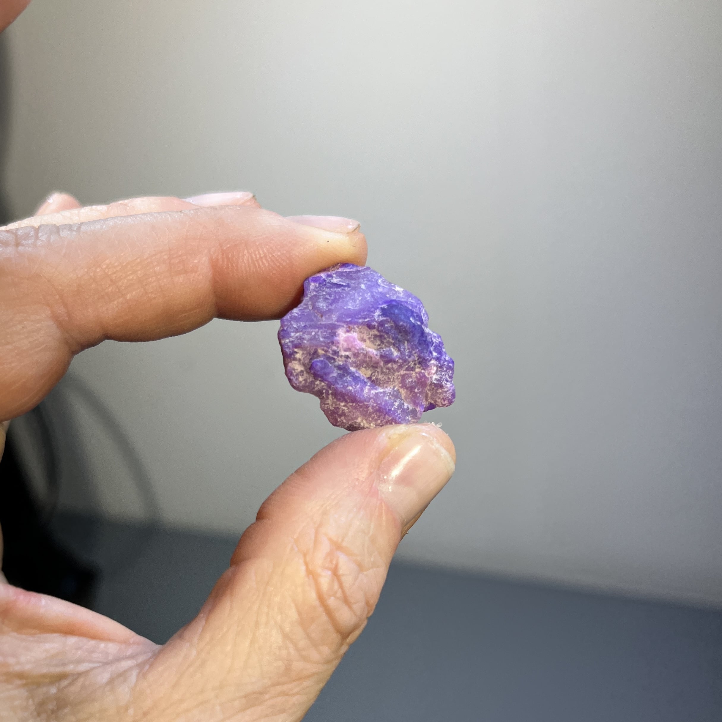 Sugilite (small rough) gel 'round pink' (5.46gr) healing crystal - Image 5