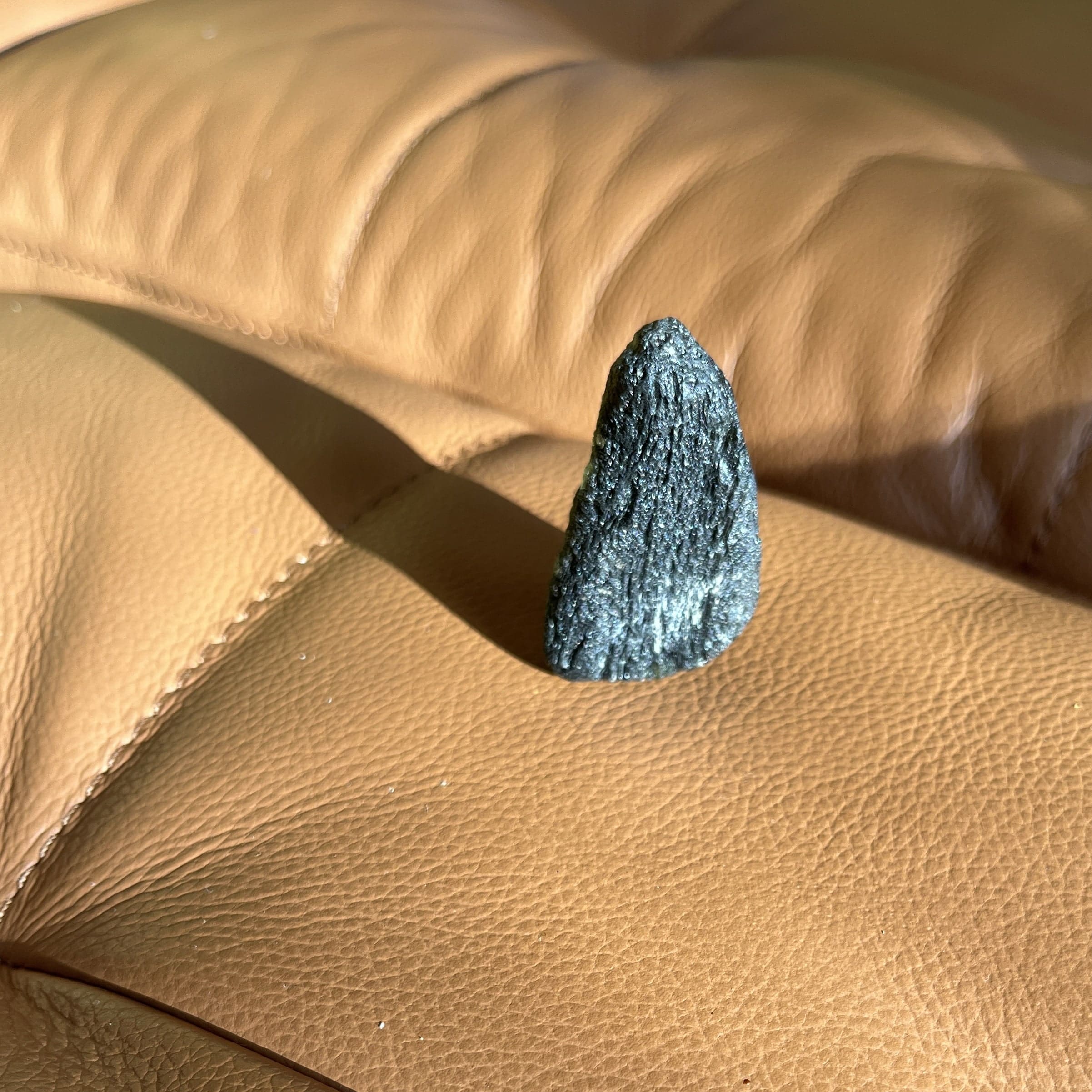 Moldavite (rough) 'Standing Sail' palm piece (23.1gr) healing crystal - Image 4