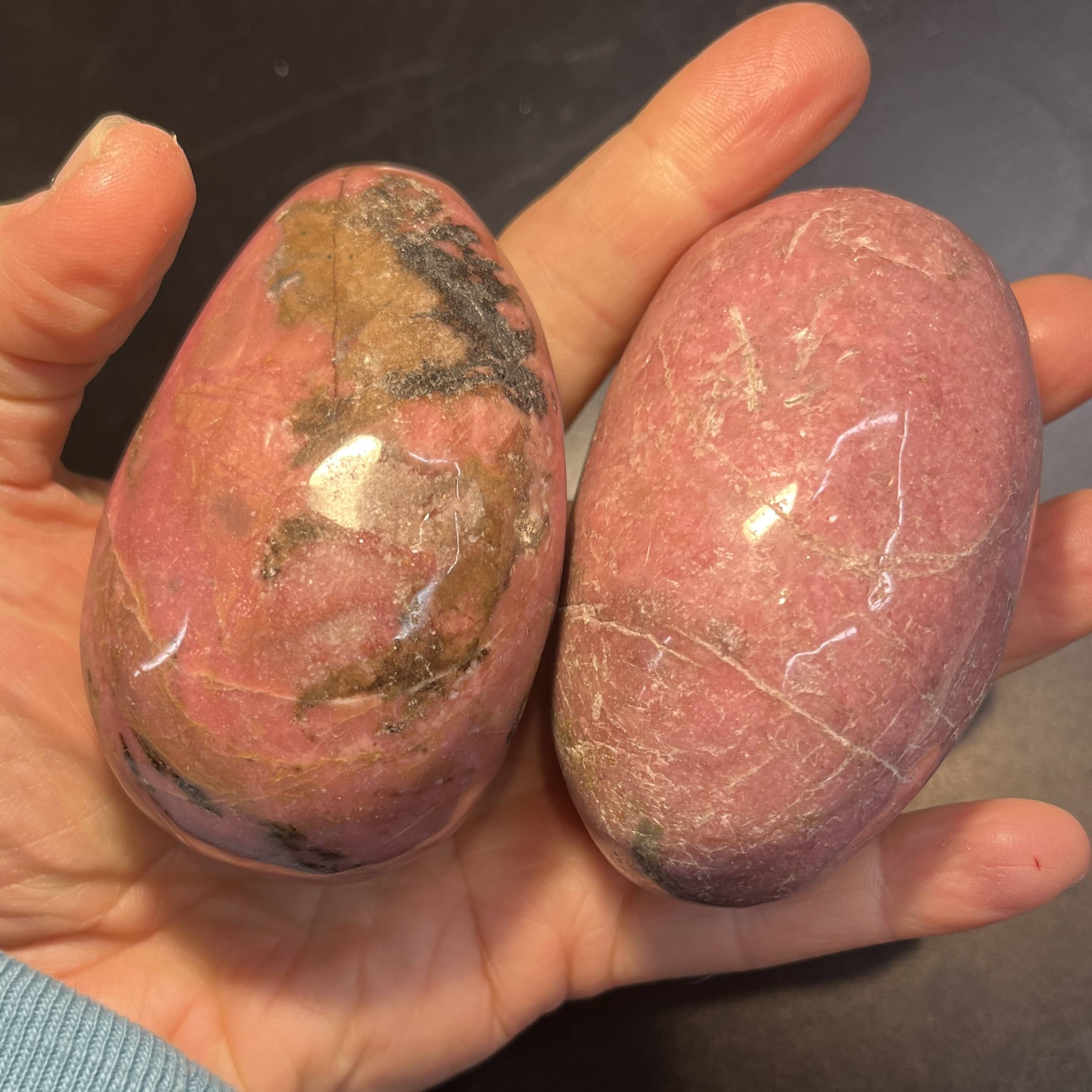 Rhodonite: light pink, polished palm piece - healing crystal - Image 3