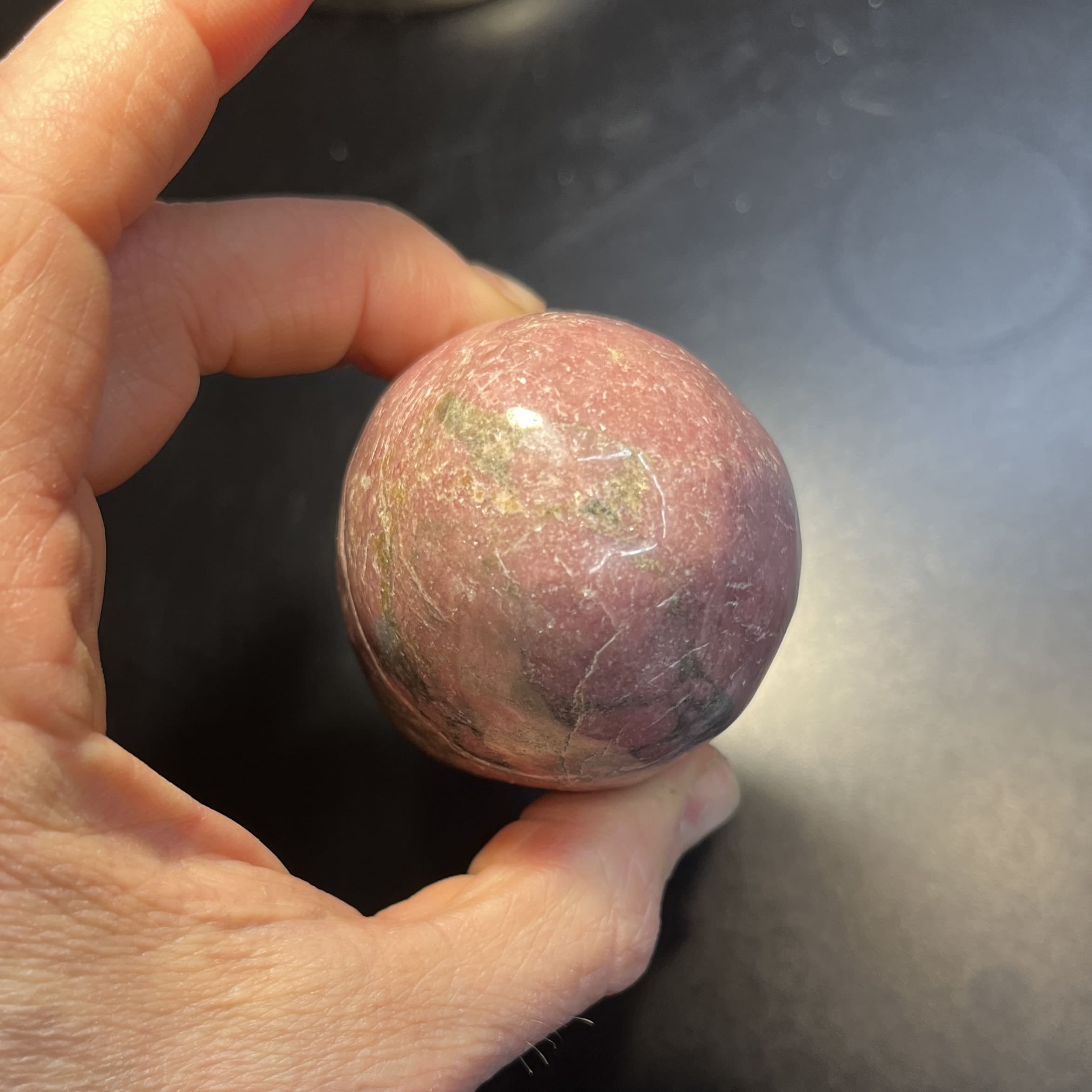 Rhodonite: light pink, polished palm piece - healing crystal - Image 5