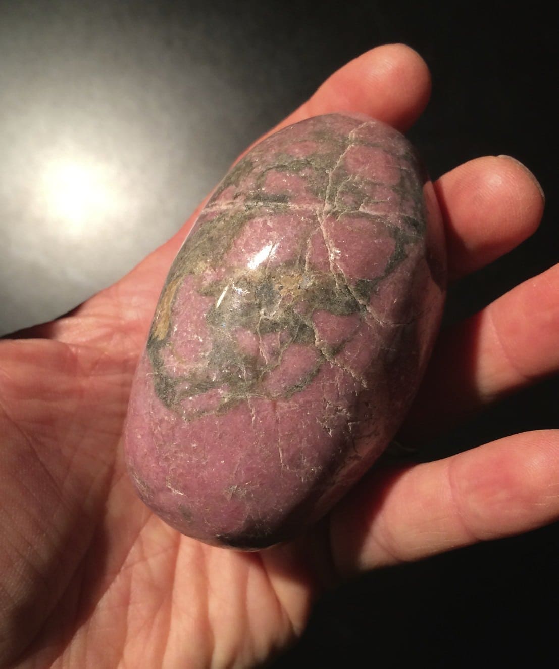 Rhodonite: light pink, polished palm piece - healing crystal - Image 2