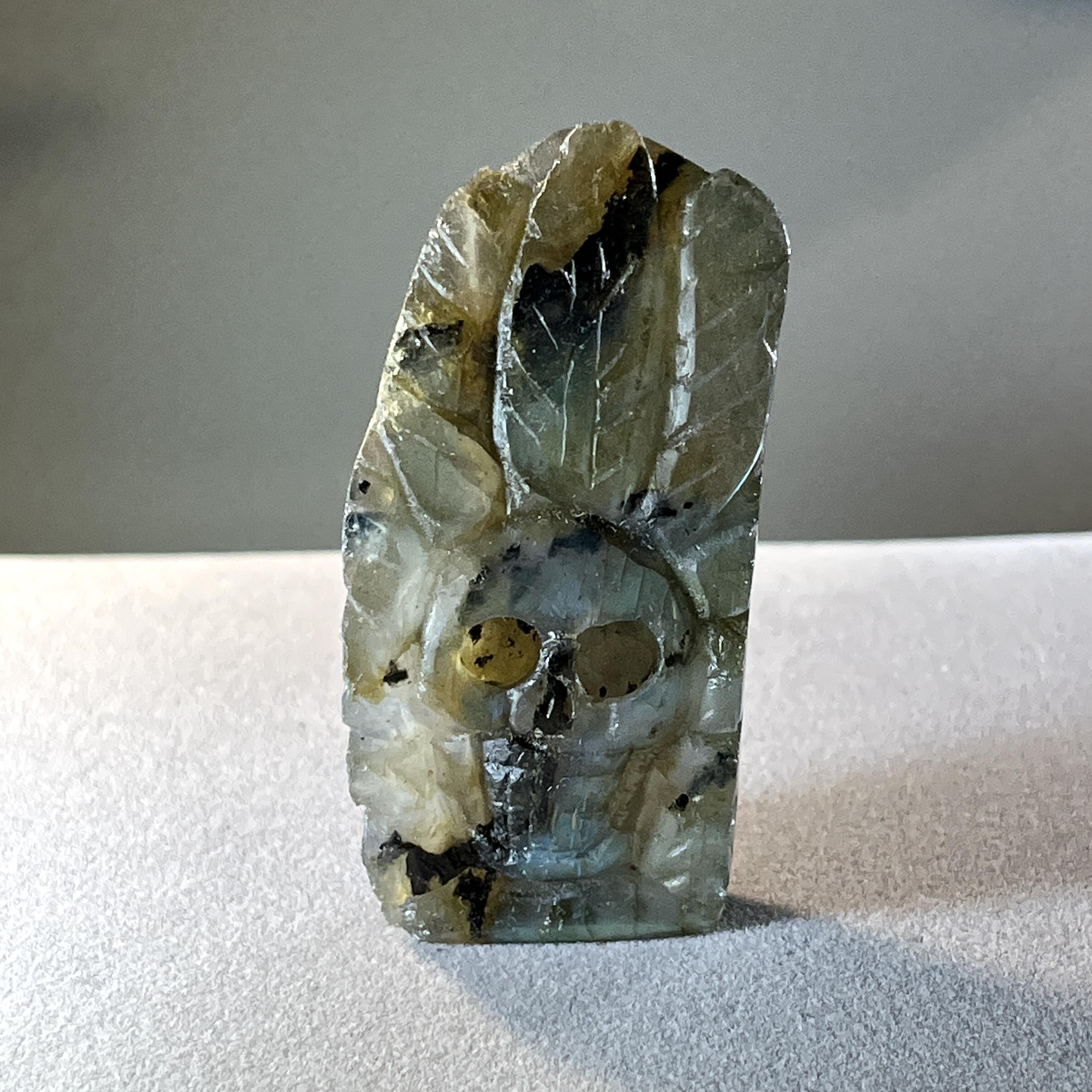 Labradorite (carving) crystal skull with feather head dress healing crystal - Image 4