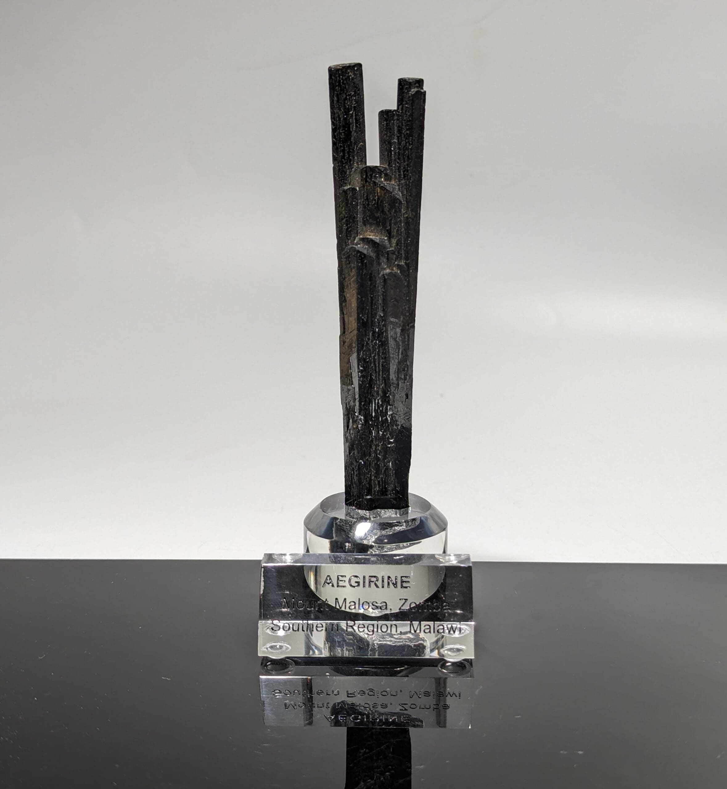 Aegirine twin 'victory' sign cluster on custon stand, healing crystal - Image 2