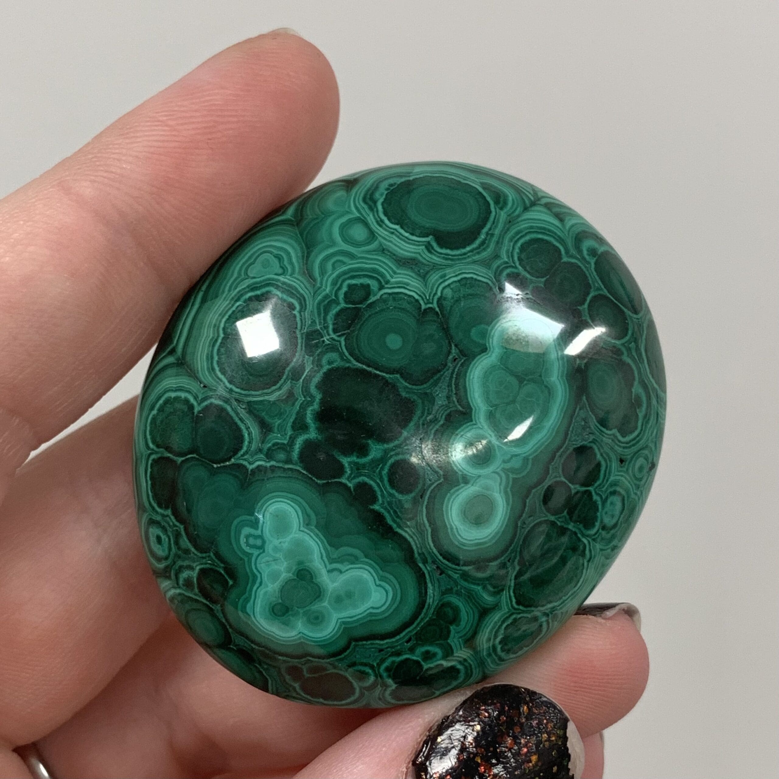 Malachite polished disc palm piece worry stone, healing crystal - Image 3