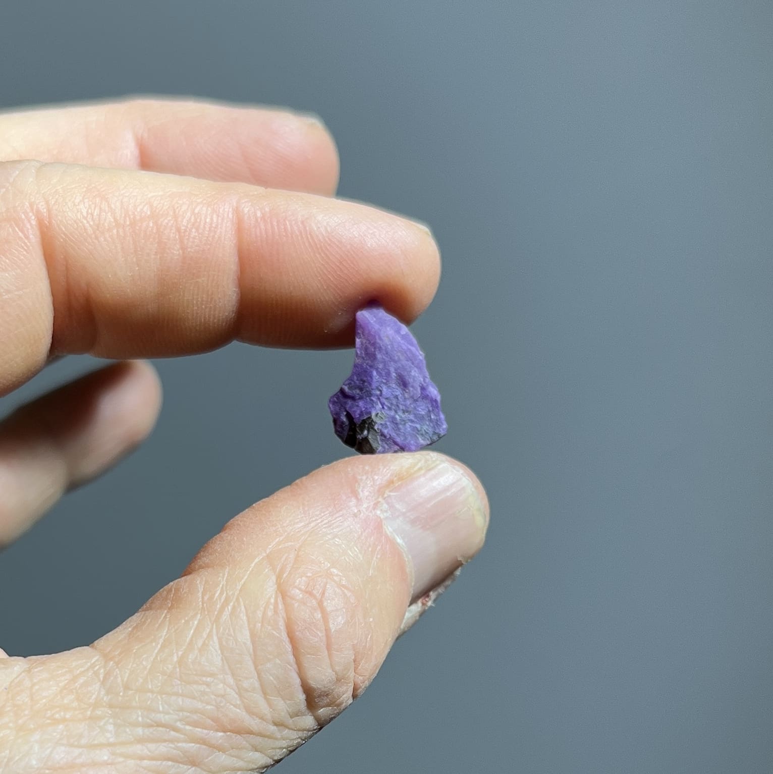 Sugilite (small rough) pink purple flame (3.6ct) healing crystal - Image 3