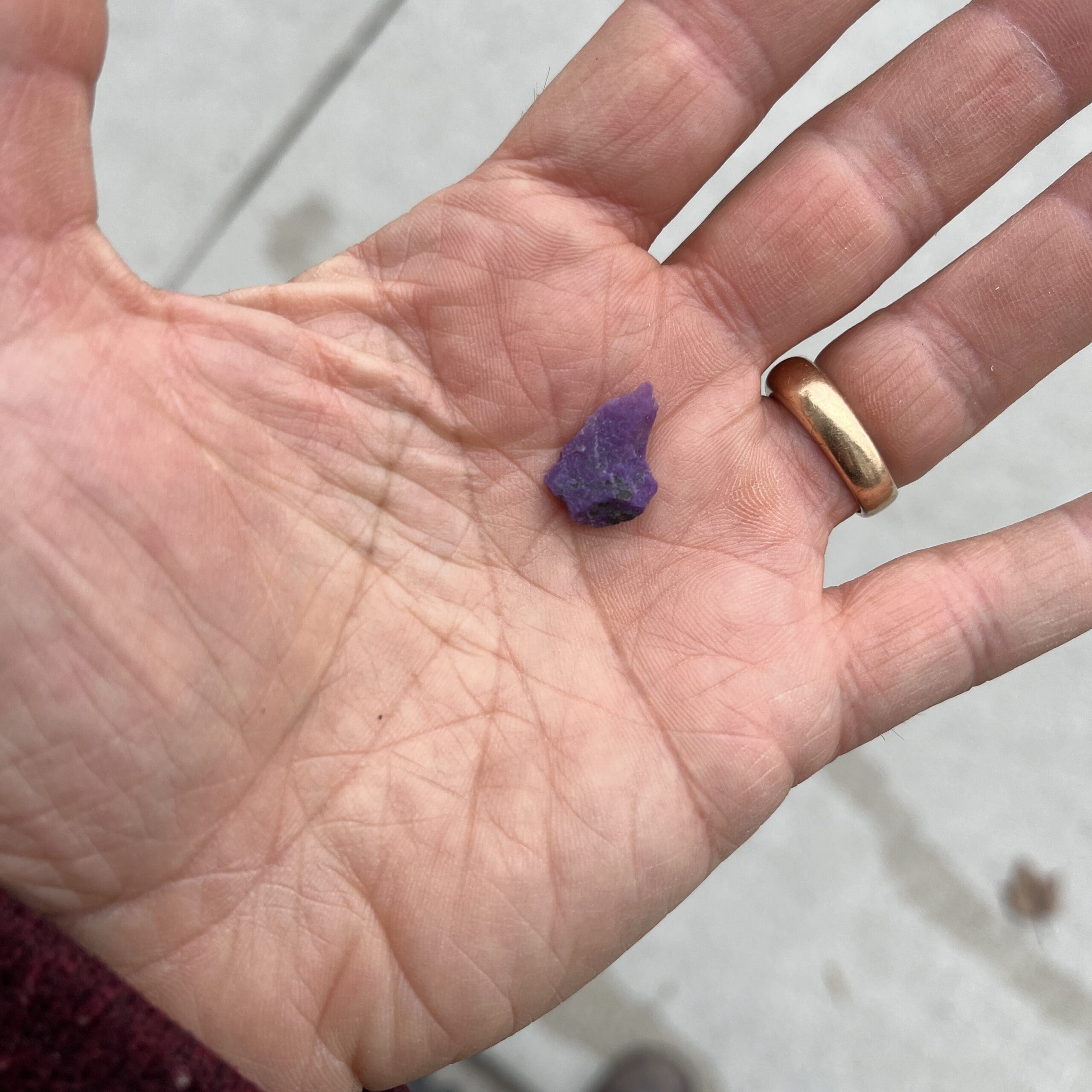 Sugilite (small rough) pink purple flame (3.6ct) healing crystal - Image 4