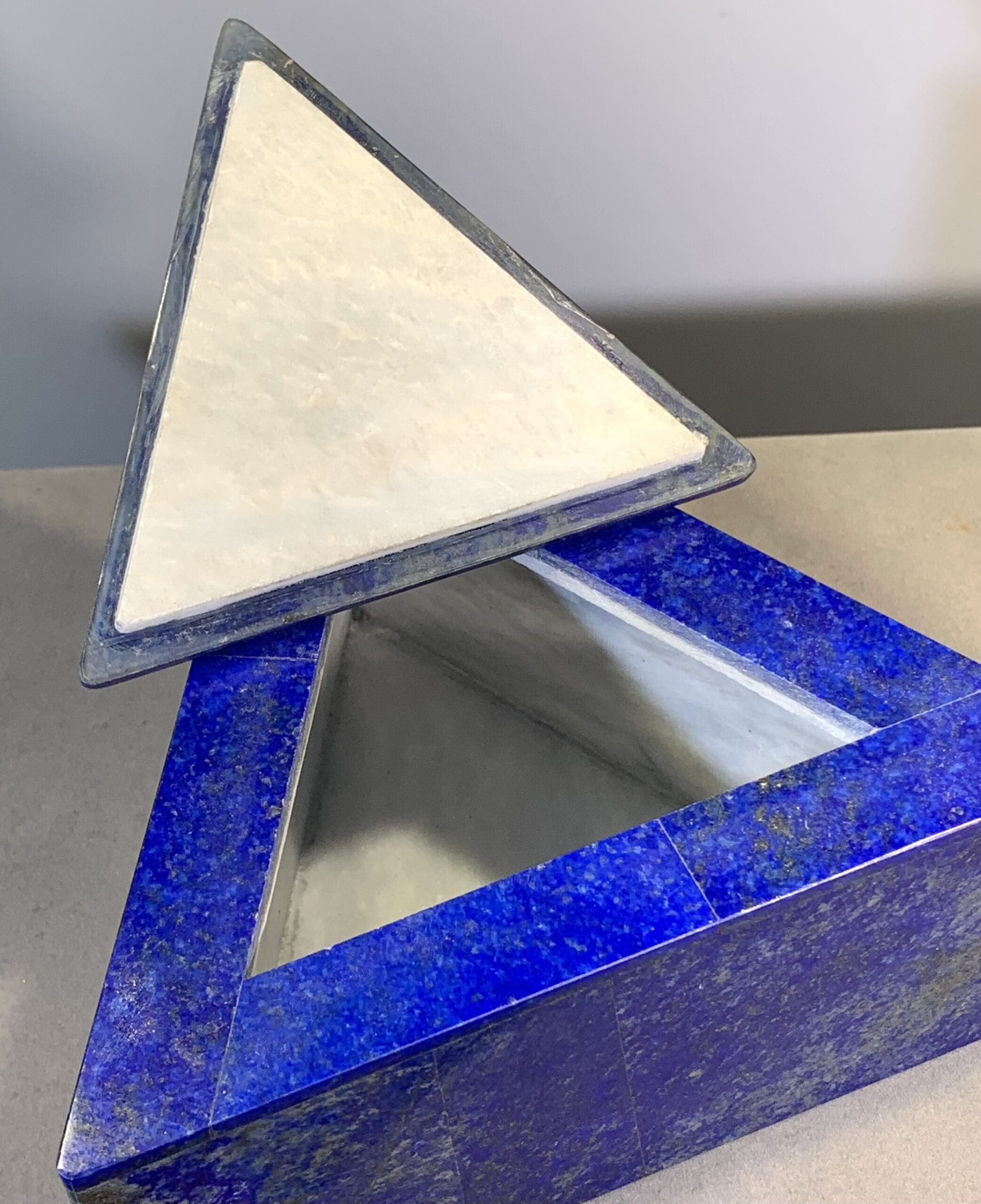 Lapis trianglular pyramid box w removable top healing crystal - Image 8