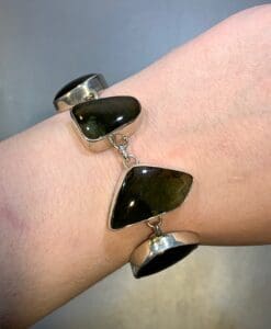 Moldavite bracelet (polished top, rough underside) '5-stone' (31gr)